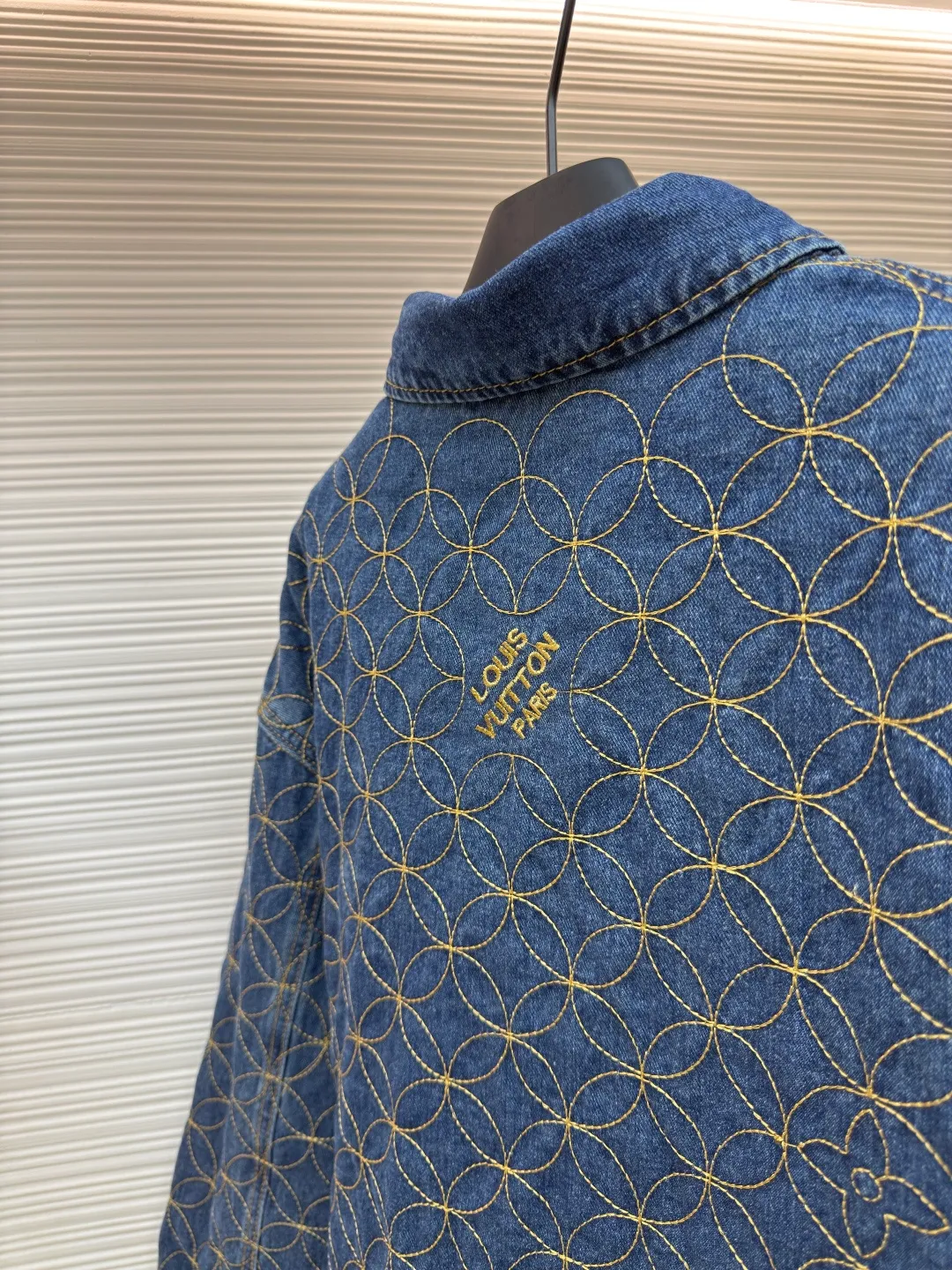 LOUIS VUITTON nigo boot thread embroidered denim jacket ●Authentic product: purchased and developed by 32609 ●Item number: 1680652-B60 ●Fabric: denim fabric ●Technology: jacquard embroidery production ●Version: fitted version ●Weight: about 1210 grams ●Size: 46-48-50-52 ●Description: Using embroidery pattern stitching, the rice grain full-frame embroidery process is characterized by using fine embroidery techniques to evenly and densely embroider patterns or patterns similar to the size of rice grains on the entire embroidery to achieve full coverage, exquisite and delicate visual effects. During embroidery, the use of stitches and embroidery threads forms small units similar to rice grains. These units are closely arranged to form the overall pattern. The craftsmanship is quite complex, giving people an artistic visual enjoyment. The inner cover is pieced together, and the one that comes into contact with the skin is cotton. The process is cumbersome and synchronized with the original version. The flat nails and door sill buttons are clearly and delicately engraved, the environmentally friendly electroplating adopts a bronze opening and closing design, the back waist leather plate has an iron-moulded pattern with contrasting colors, and is made of genuine first-layer cowhide suede. A full set of new accessories are customized simultaneously, and the details are handled perfectly. The skateboard has a straight design, a loose cut, wide and stylish, focusing on the comfort and freedom of wearing the upper body. Compatible with the same series, exclusive product. The overall wiring is straight and delicate, the fabric is comfortable and soft, and the color is consistent without color difference. It can be matched with the same style to create a fashionable look and control various occasions. Customized accessories, complete with three standards, same style for men and women!